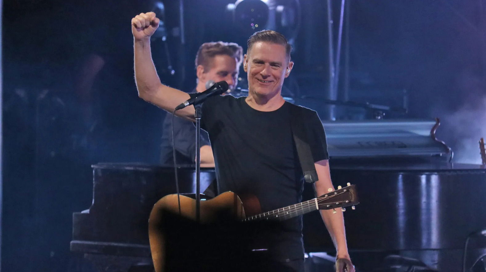 Nagyvárad helyett Kolozsváron koncertezik Bryan Adams