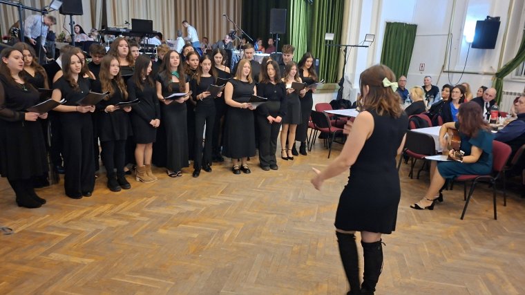 Jótékony céllal szervezett szülői bált a nagyváradi Ady Endre Elméleti Líceum | FOTÓK és VIDEÓ