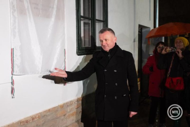 Emléktáblát avattak Krasznahorkai László szülői házánál Gyulán