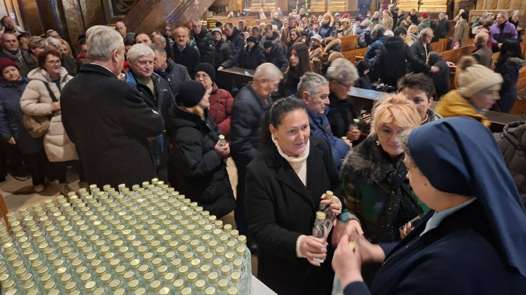 Vizet szenteltek a nagyváradi római katolikus székesegyházban