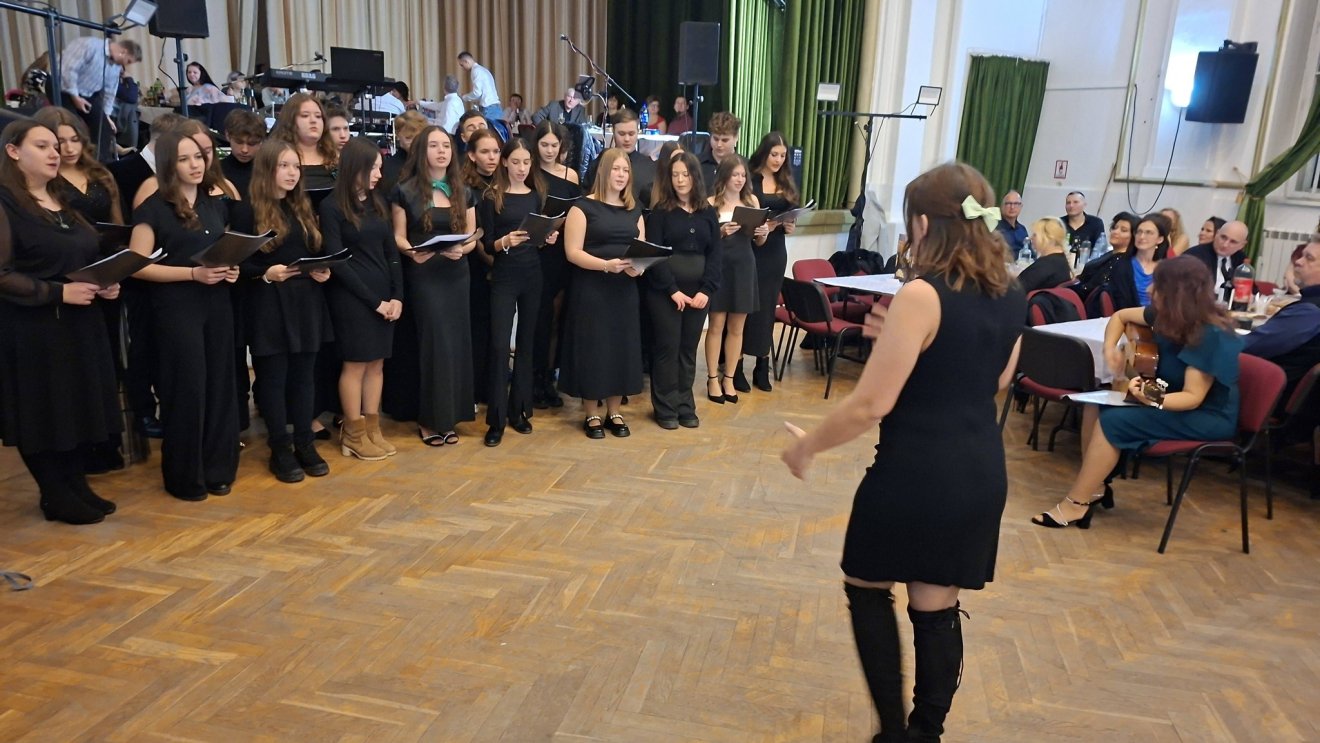 Jótékony céllal szervezett szülői bált a nagyváradi Ady Endre Elméleti Líceum | FOTÓK és VIDEÓ