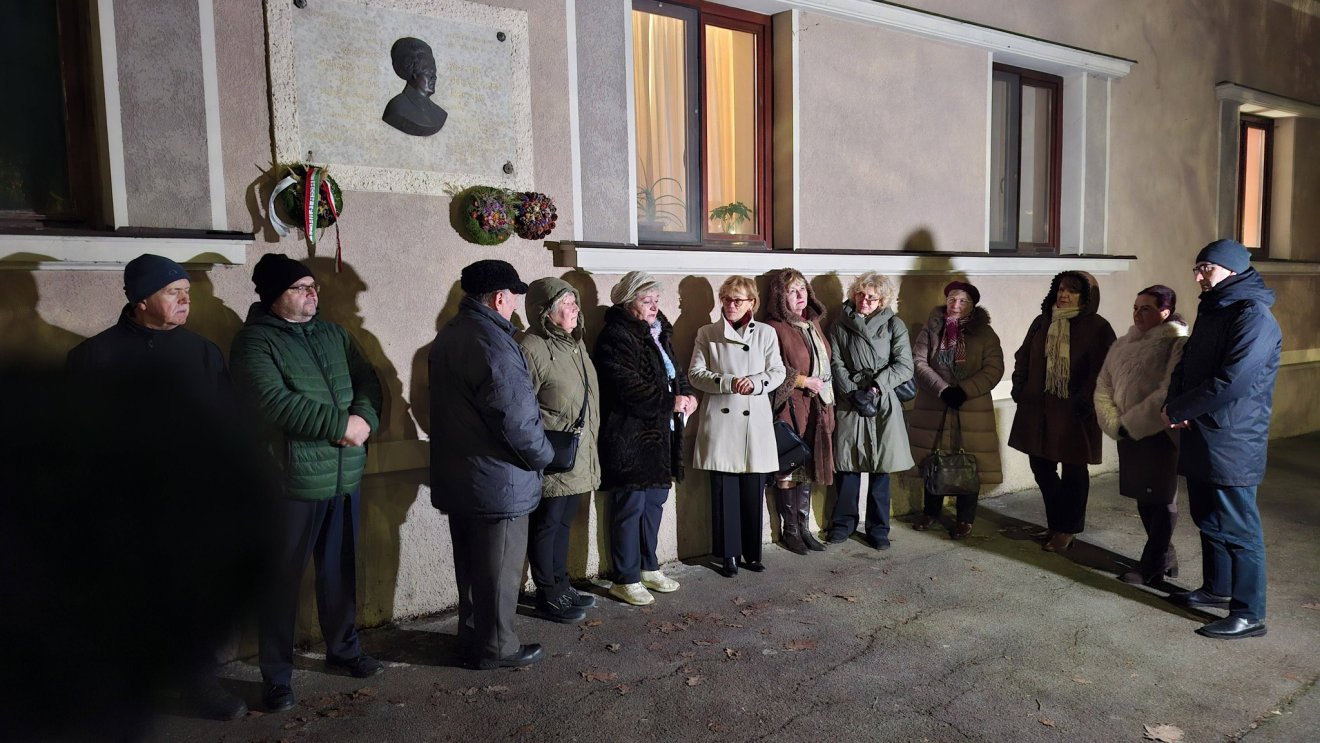 Megkoszorúzták Gulácsy Irén írónő nagyváradi emléktábláját