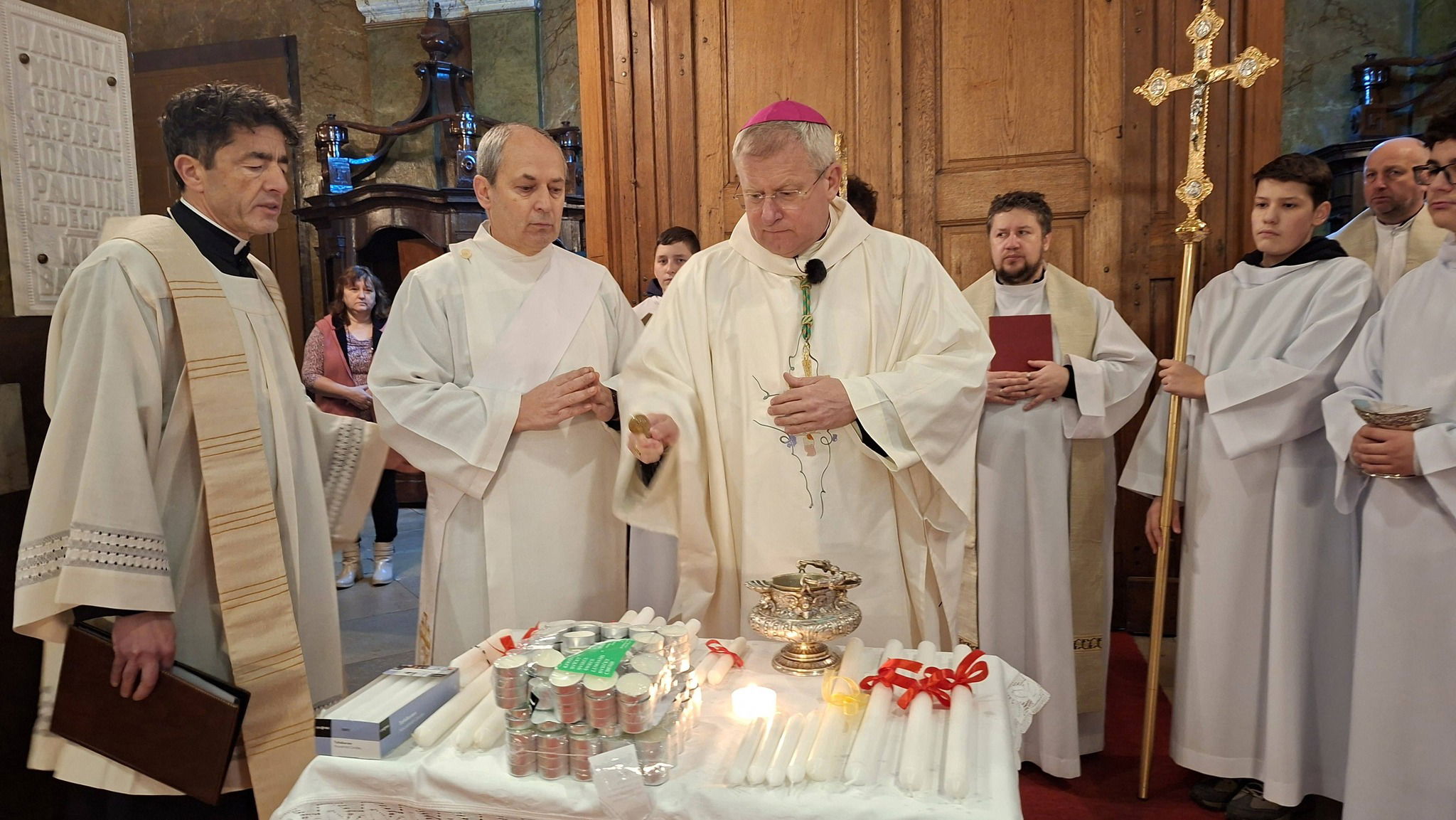 Gyertyákat áldottak meg a nagyváradi római katolikus székesegyházban