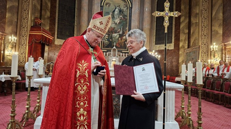 A hit szolgálatában: érdemérmeket adtak át a nagyváradi székesegyházban