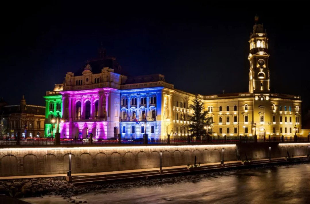 Kivilágítják a váradi városháza épületét a ritka betegségek napján