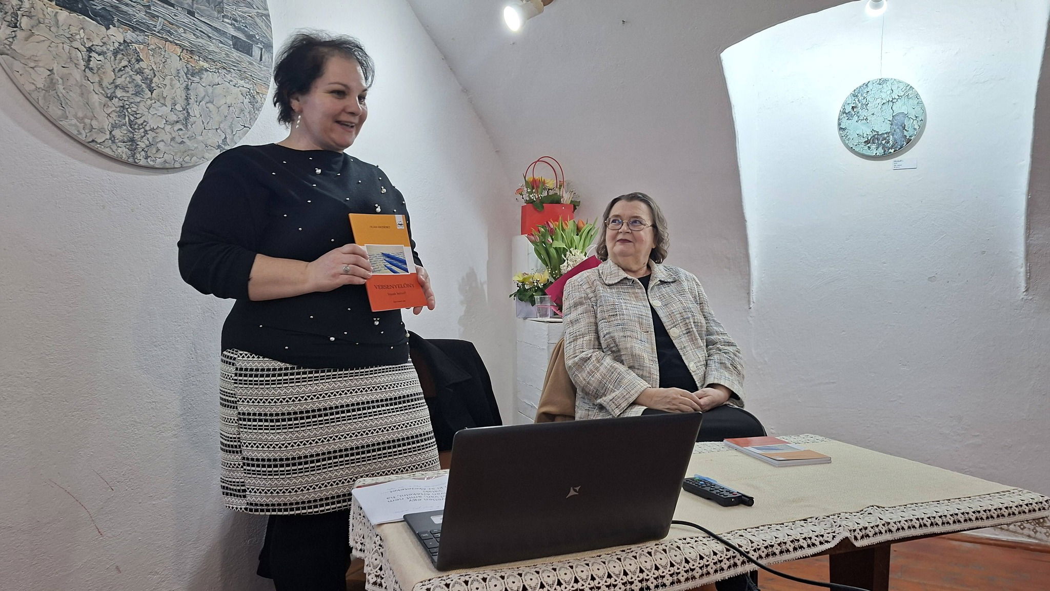 Grafológiai tárgyú könyvet mutattak be a Tibor Ernő Galériában