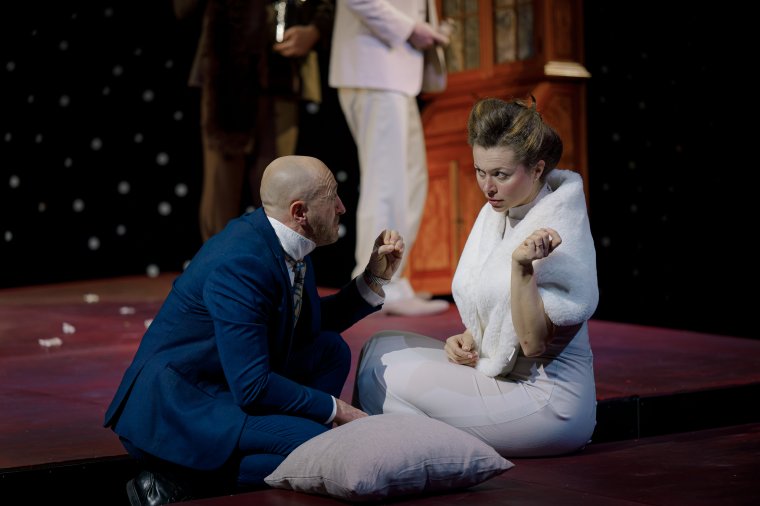 Színházi premier: az elveszett magánéden nyomában