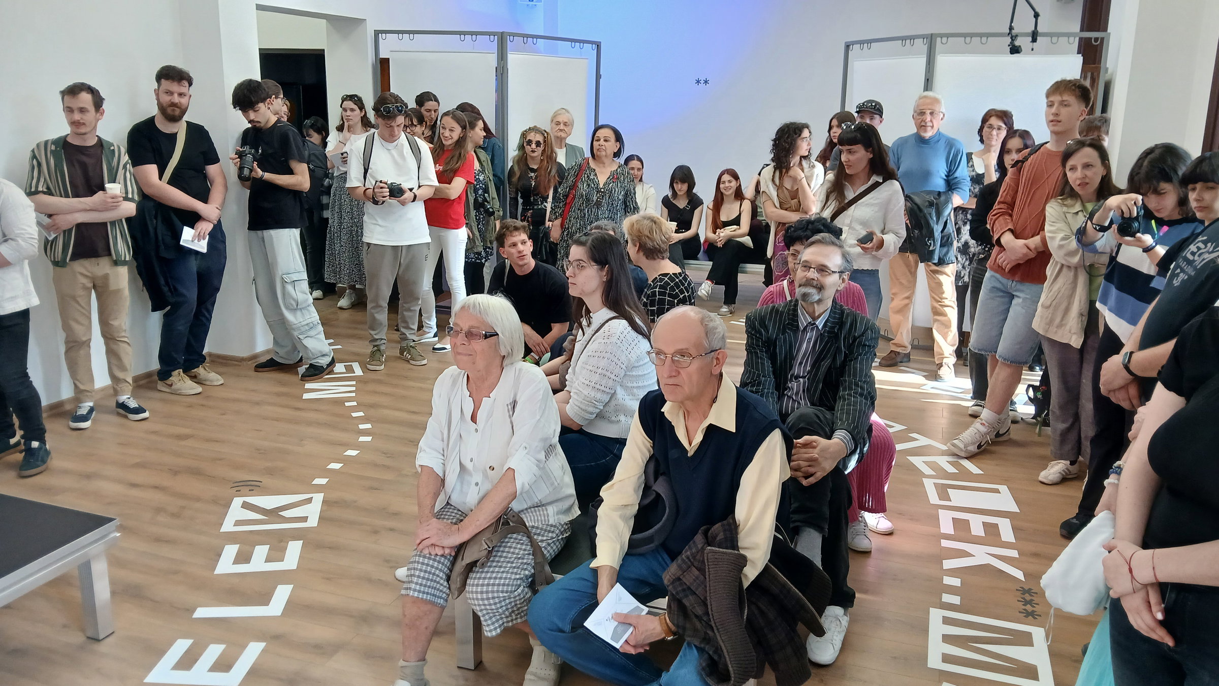 Szöveg, tér és figyelem találkozása a Léda-házban