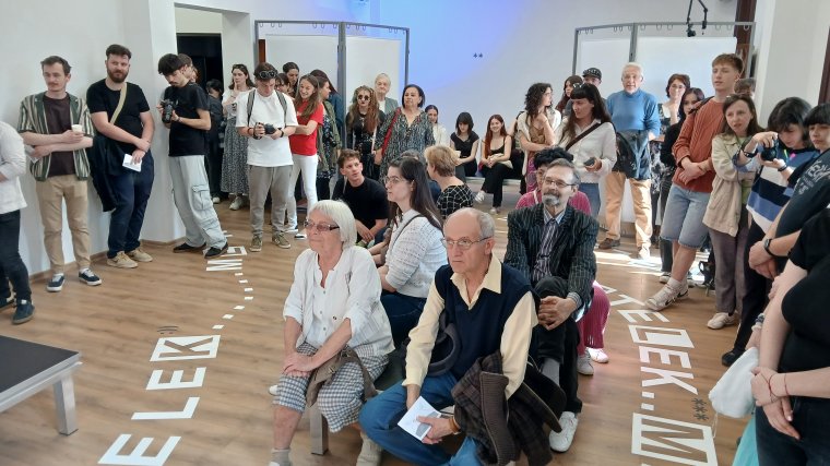 Szöveg, tér és figyelem találkozása a Léda-házban