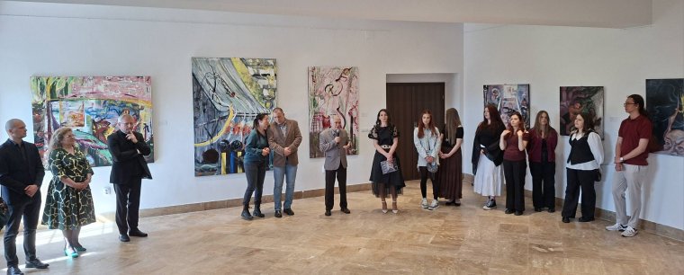 Hajláspont: fiatal képzőművészek alkotásaiból nyílt kiállítás a nagyváradi római katolikus püspöki palotában