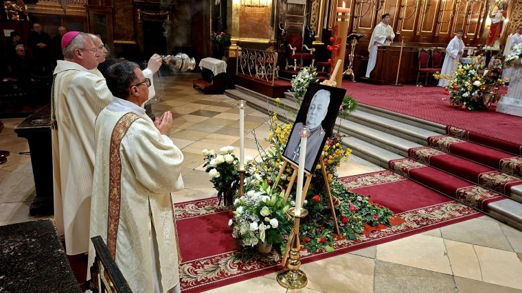 Szentmisét mutattak be Fodor József általános helynök lelki üdvéért a nagyváradi székesegyházban