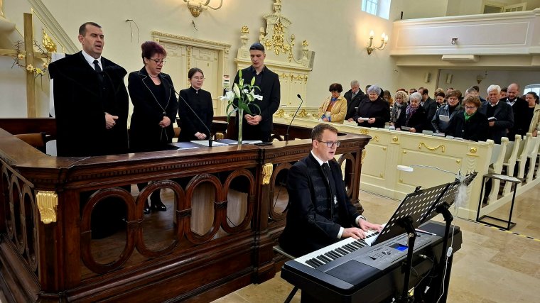 Énekes áhítatot tartottak nagypéntek délután a váradolaszi református templomban