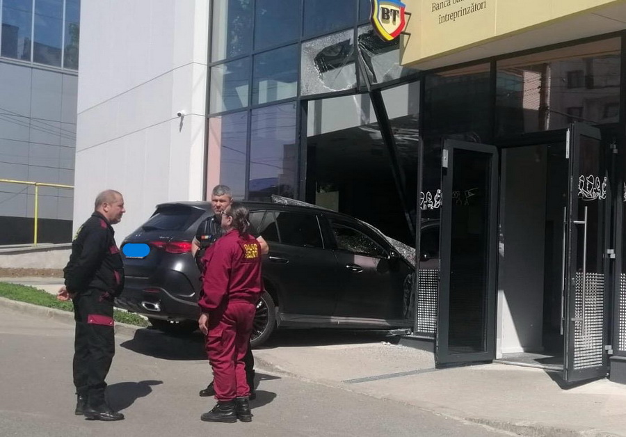 Elvesztette uralmát az autó felett, egy bank épületébe hajtott egy 71 éves nő