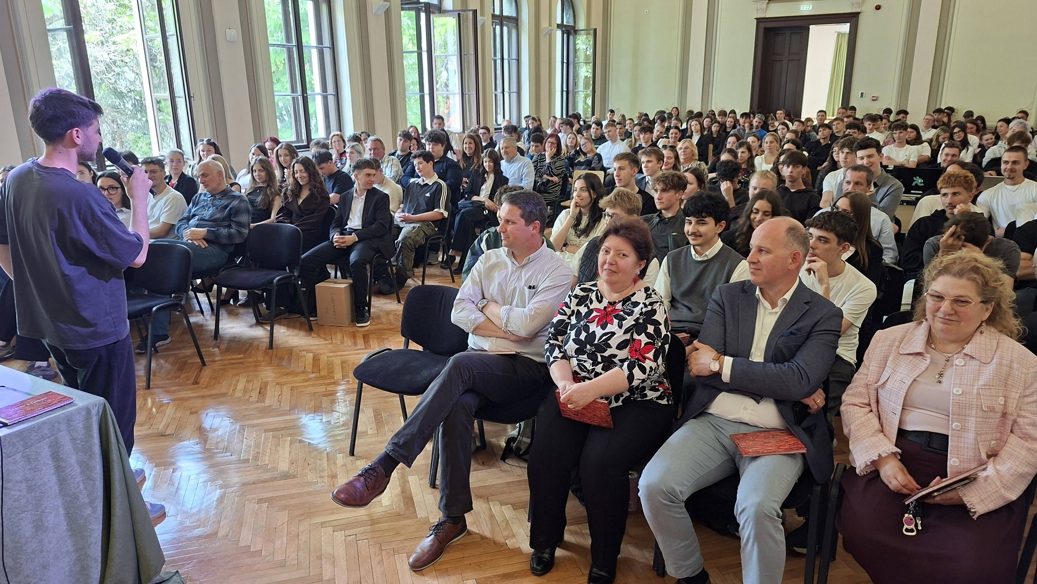 Téglák a falban: az érettségiző magyar osztályok névsorát tartalmazó kiadványt mutattak be
