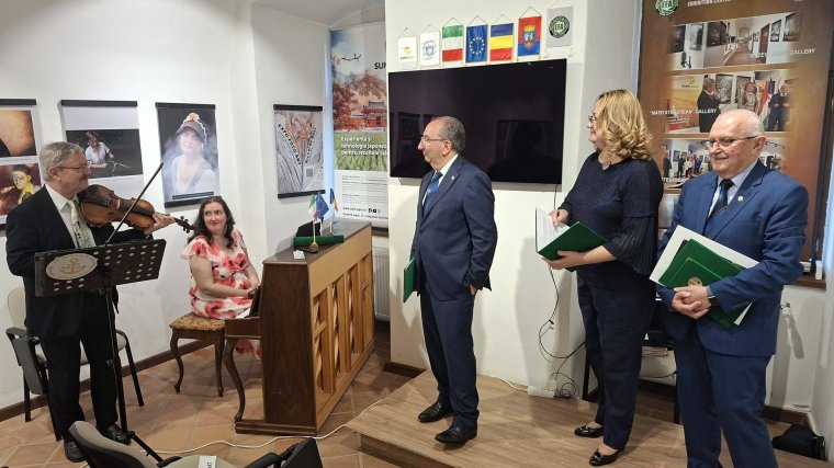 A Nemzetközi Fotóművészeti Szövetség (FIAP) elnökének képeit állították ki Nagyváradon