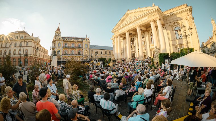 Zenés évadnyitó bulin mutatja be aktuális kínálatát a Szigligeti Színház