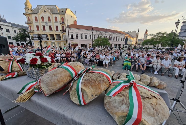 Ünnepi előadással és kenyérszenteléssel vette kezdetét a Magyar Kulturális Napok Nagyváradon│Fotók és videó