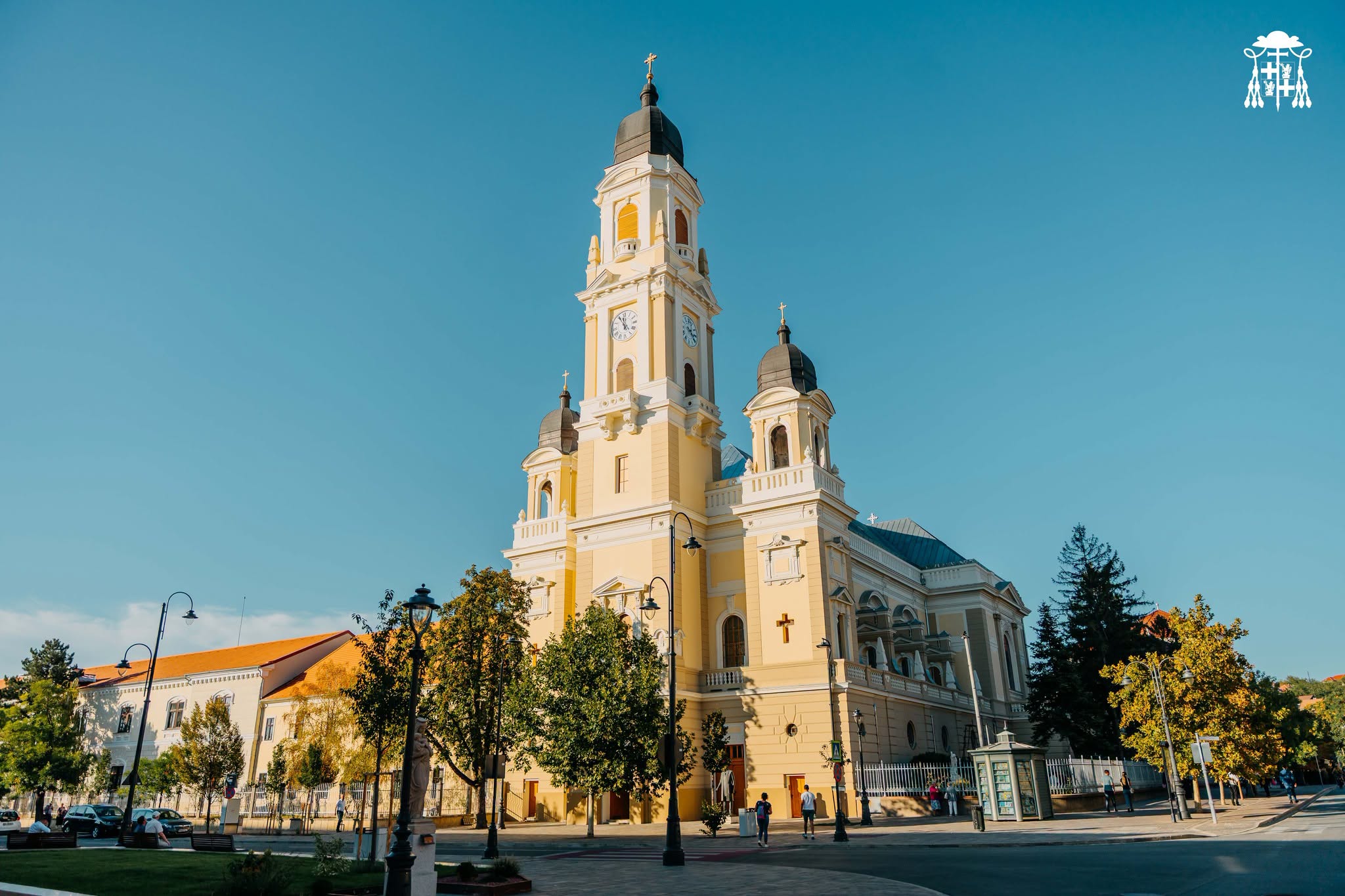 Miniszterelnöki jelenlét mellett áldották meg a külsőleg megújult Barátok templomát