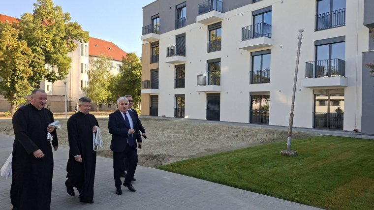 Új bentlakás és menza épületet avattak a Nagyváradi Egyetem központi kampuszán