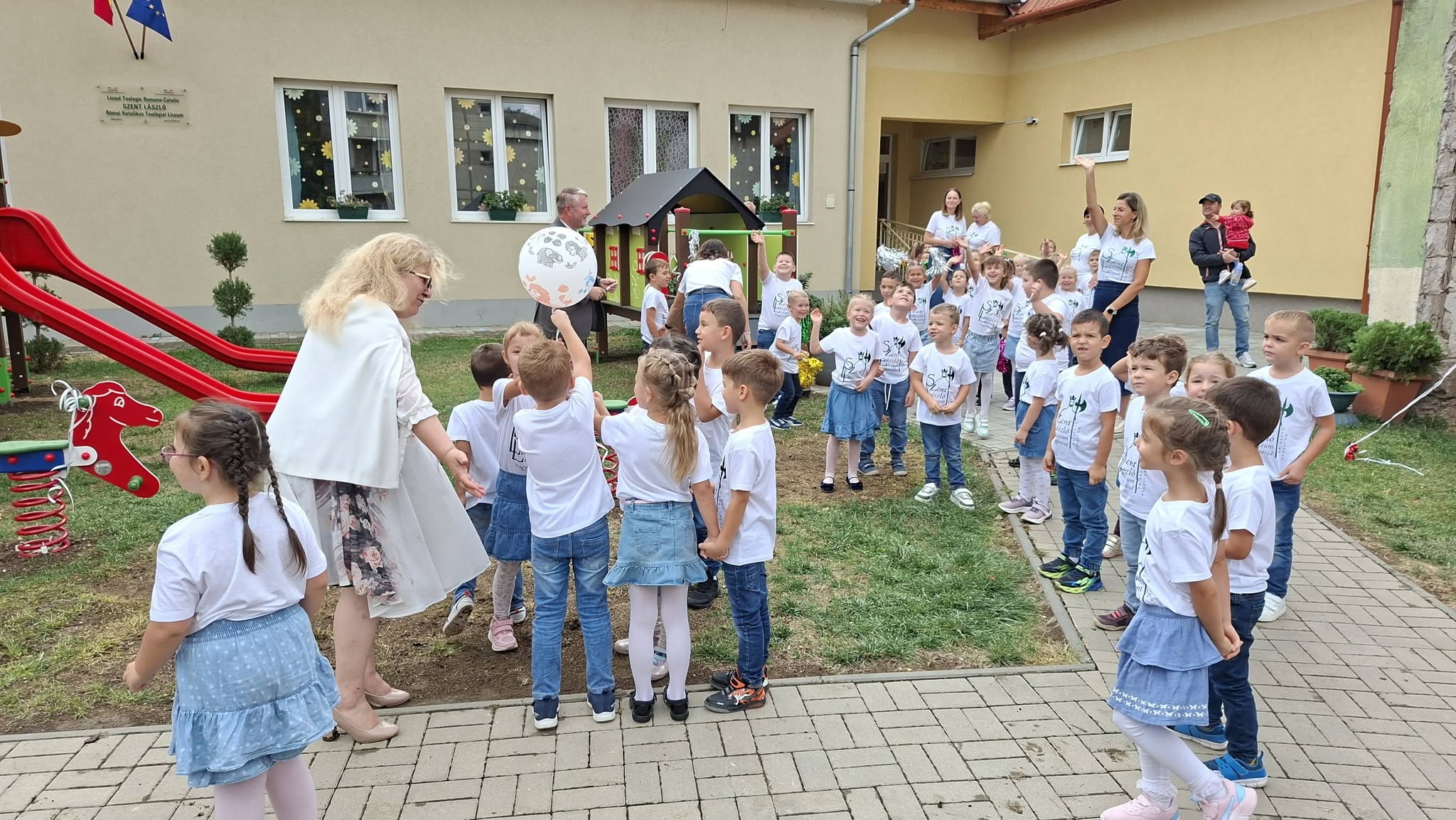 Játszóteret avattak a Szent László Óvoda és Bölcsőde udvarán