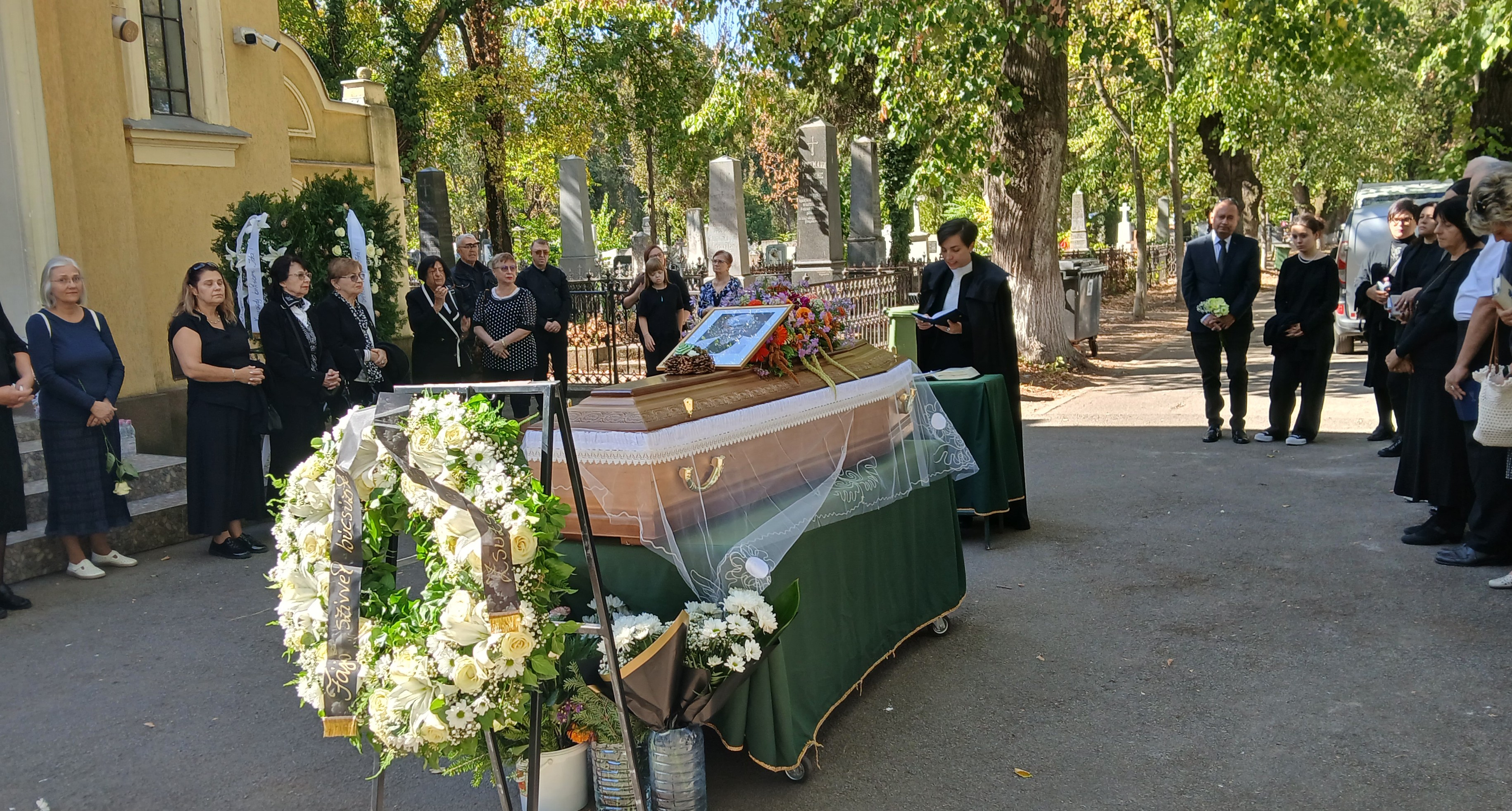 „Életével mindannyiunkat élni tanított” – végső búcsú F. Bathó Ida színművésztől