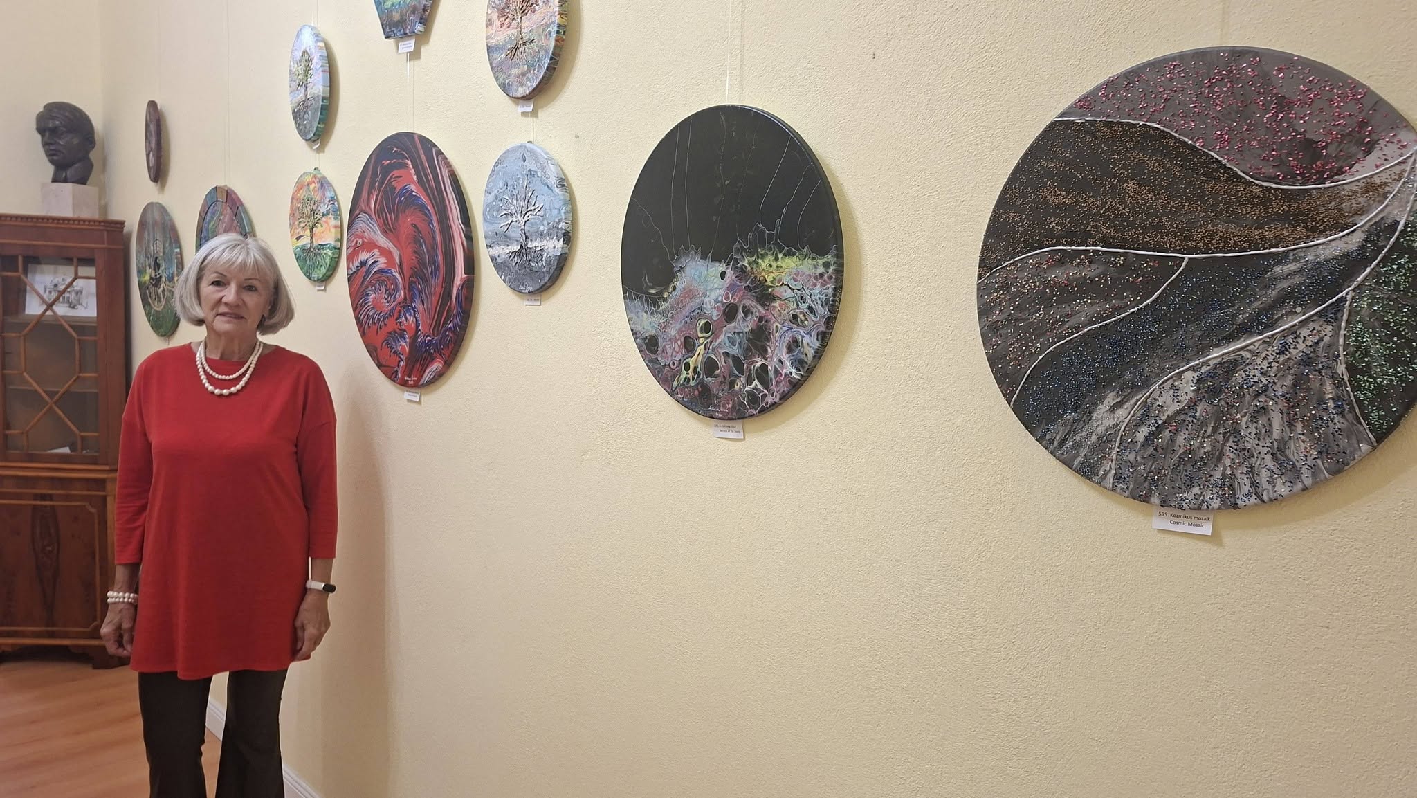 Így kerek a világ: fluid art kiállítás nyílt a Kiss Stúdió Színházban