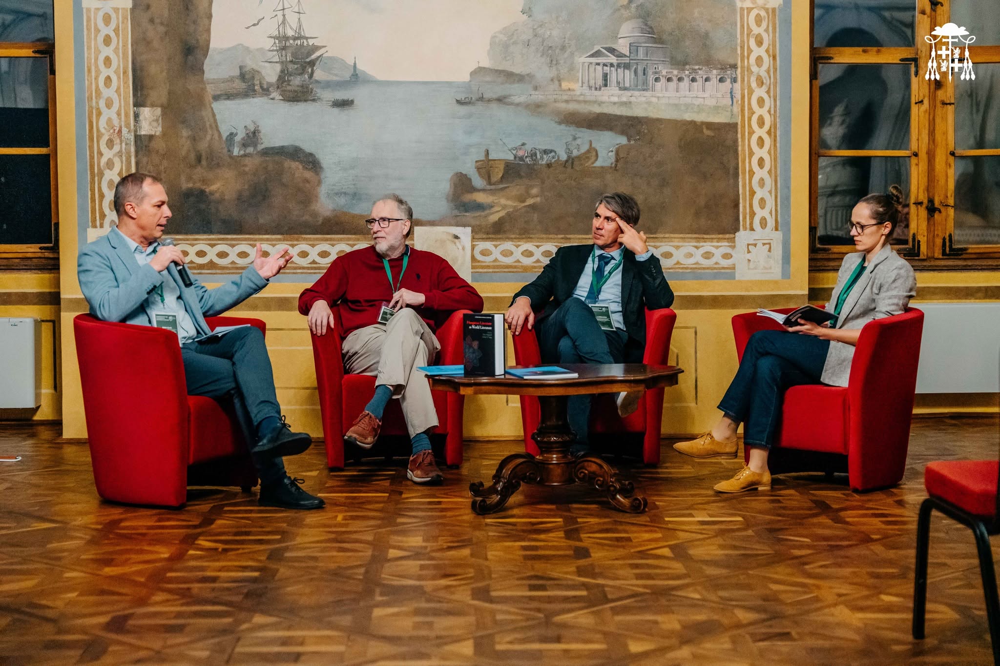 Különleges kötetet mutattak be Váradon a magyar irodalomról
