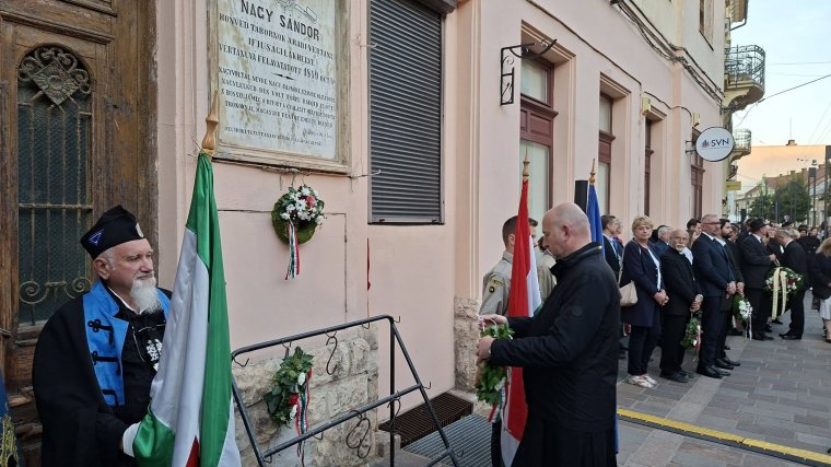Megkoszorúzták Nagysándor József aradi vértanú nagyváradi emléktábláját