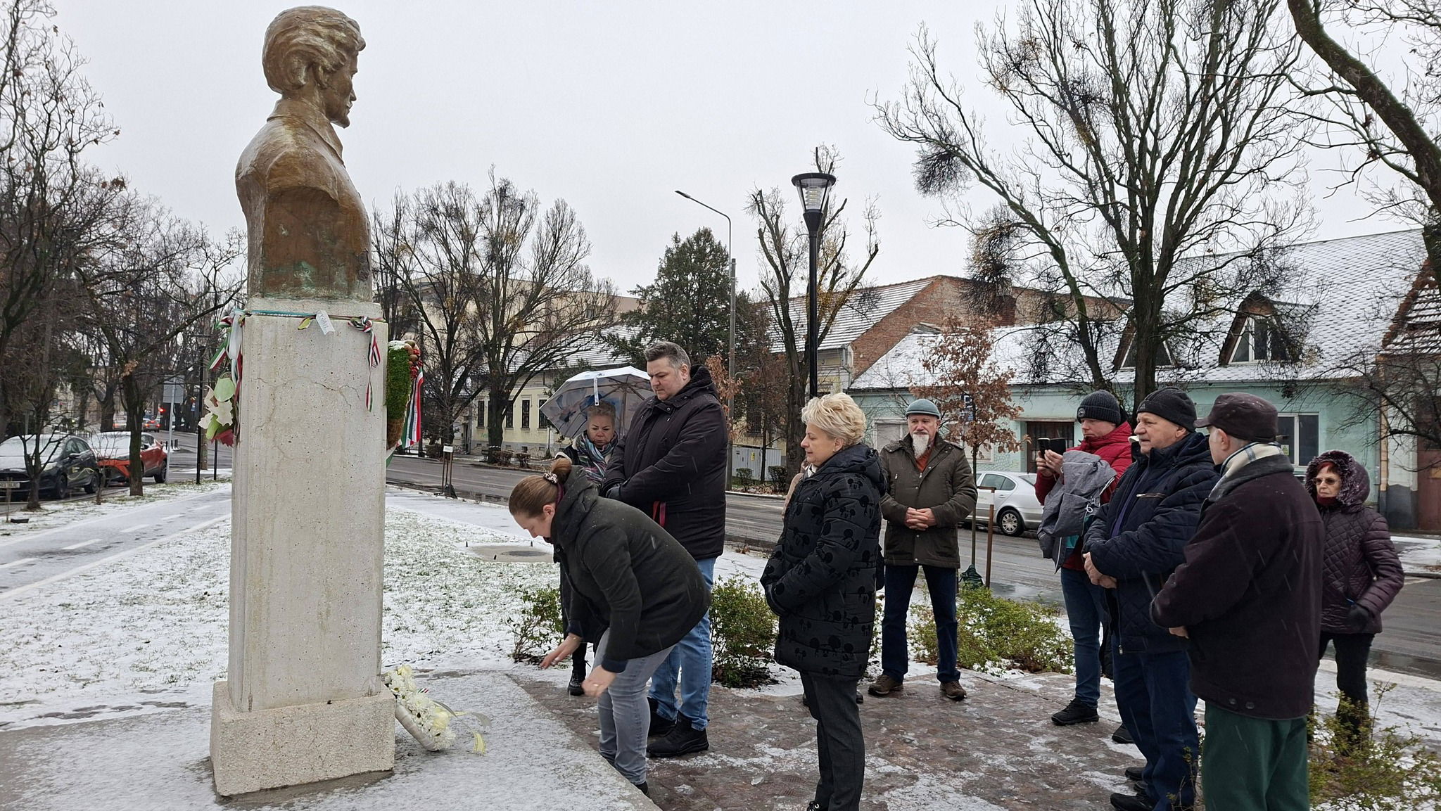 Megkoszorúzták Petőfi Sándor nagyváradi mellszobrát | GALÉRIA