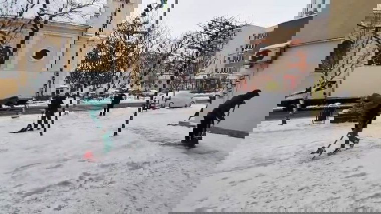 Forró teával várják a betérőket a nagyszalontai városházán a nagy hidegben