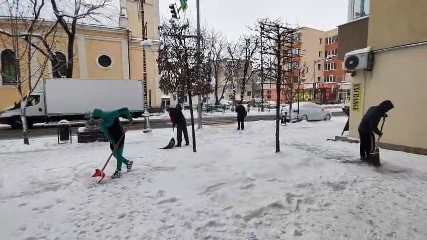 Forró teával várják a betérőket a nagyszalontai városházán a nagy hidegben
