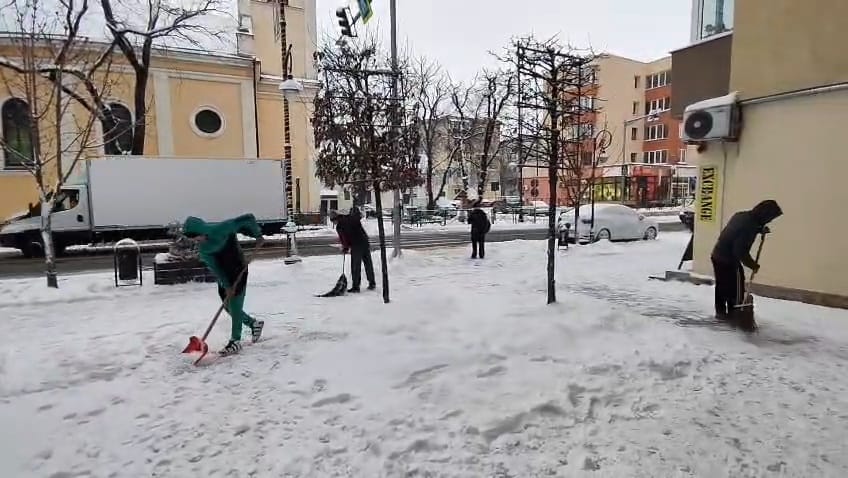 Forró teával várják a betérőket a nagyszalontai városházán a nagy hidegben