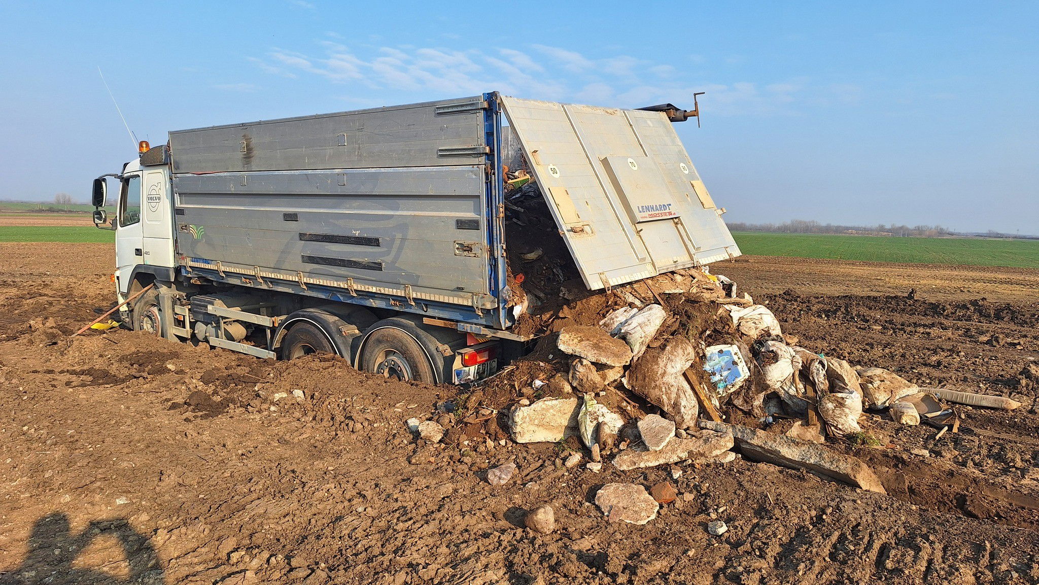 Bors határában próbált megszabadulni a hulladéktól, teherautója a szántóföldön ragadt