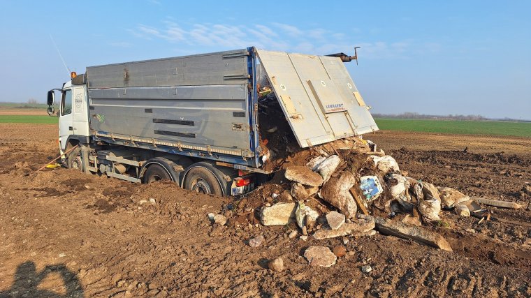 Bors határában próbált megszabadulni a hulladéktól, teherautója a szántóföldön ragadt