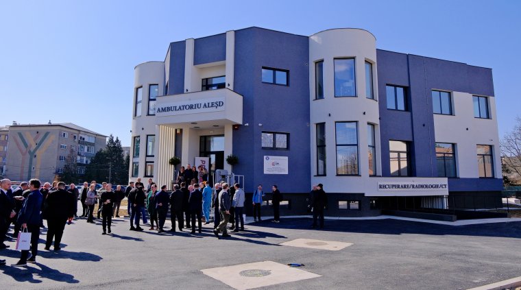 Új szakrendelőt és felújított iskolákat látogatott meg Élesden Ilie Bolojan