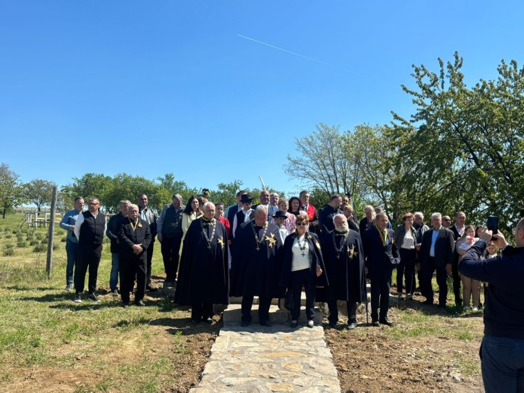 Fából készült Szent György-szobrot avattak Bihardiószegen