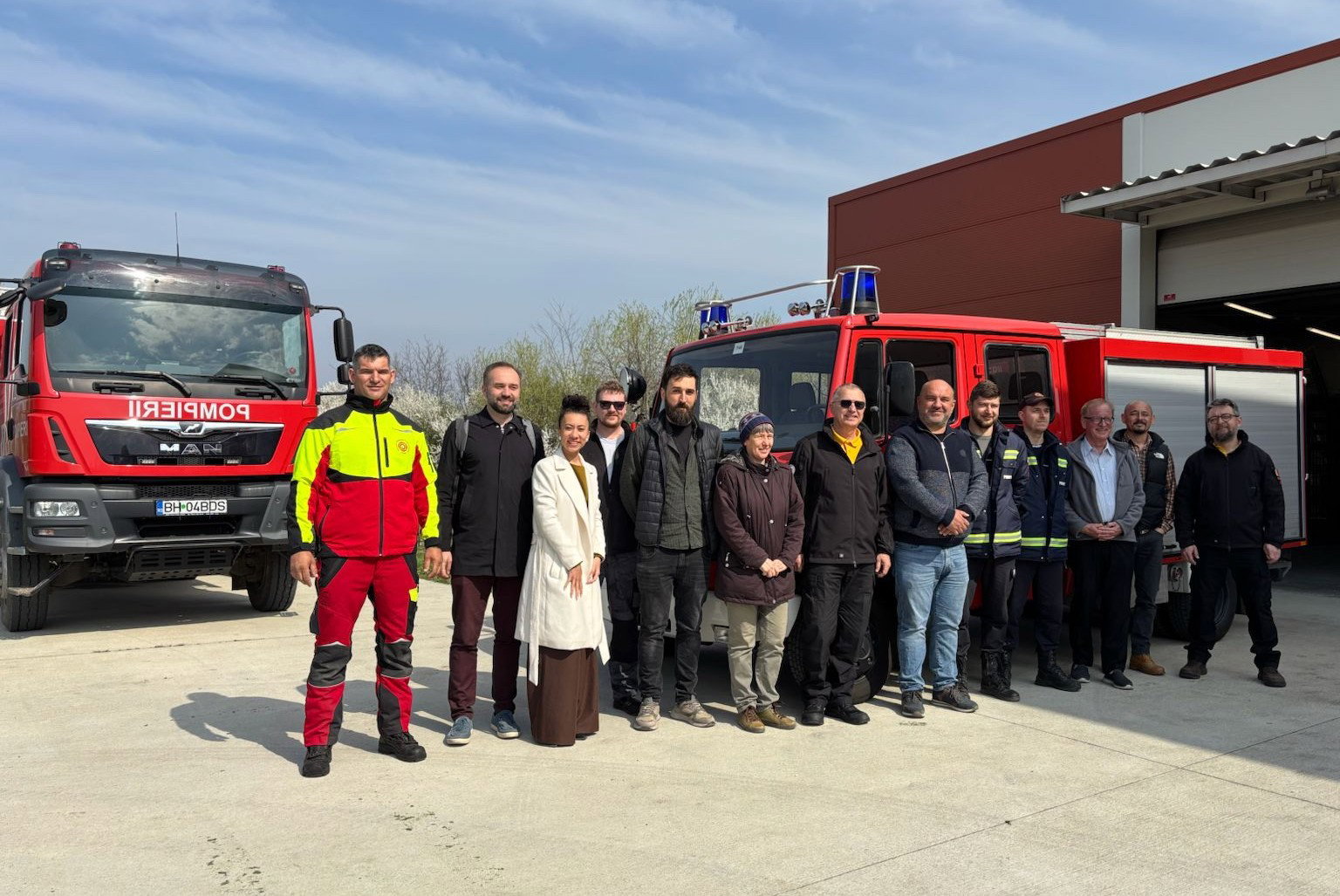 Tűzoltóautót adott át a Caritas a diószegi kiképző központnak