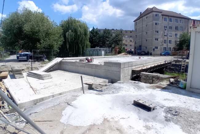 Két új híd épül Élesden a Sólyomkő patakon, félig már elkészültek