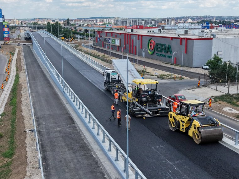 Eltérítették a forgalmat az Aradi úton épülő felüljáró alatti körforgalomnál