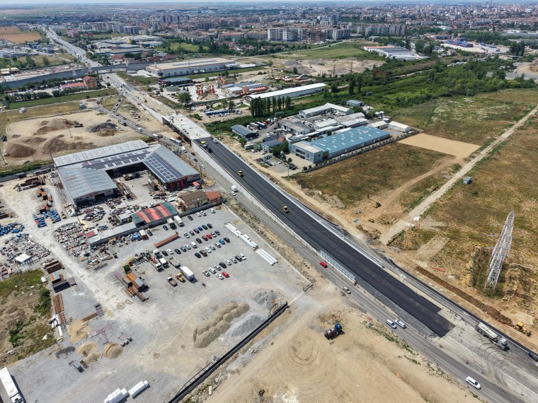 Elkezdték leaszfaltozni a nagyváradi körgyűrűn épülő közúti felüljárót