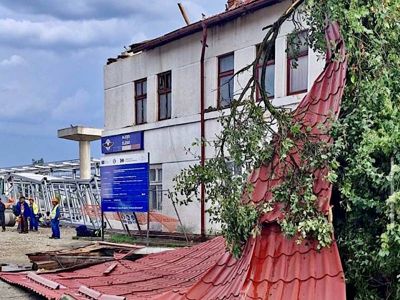Leszakította a vihar az élesdi vasútállomás tetejének egy részét