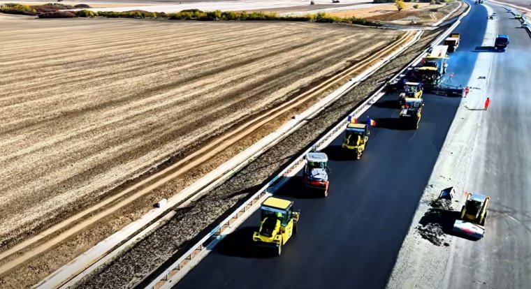 Már a kopóréteget öntik az A3-as autópálya Bihar megyei szakaszán