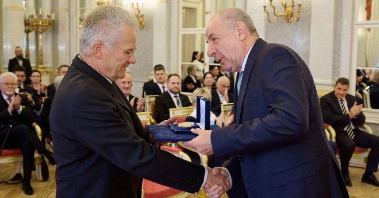 Sulyok Tamás kitüntette Bölöni Lászlót