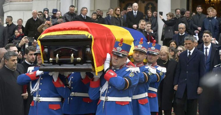 Katonai tiszteletadással temették el Mircea Lucescut