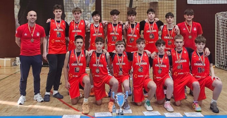 Fényesen csillogó bronzérmet hoztak haza a VSK U15-ös kosarasai