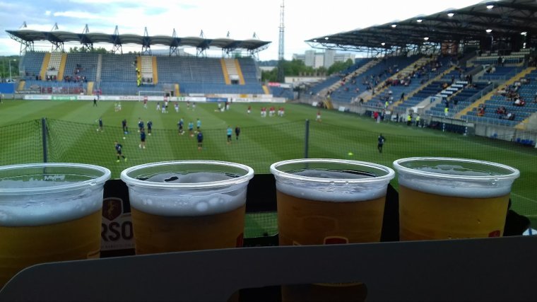 Visszatér a sörözés a stadionok lelátóira