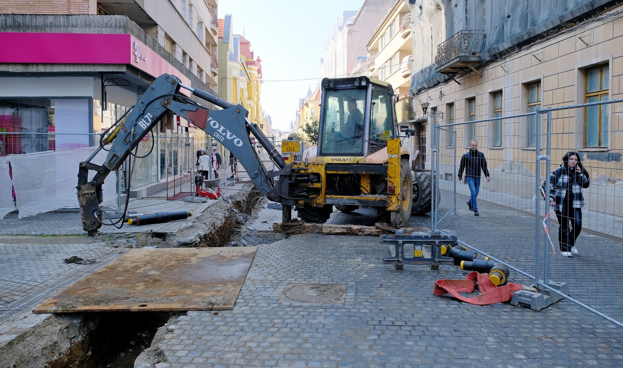 Munkálatok zajlanak a váradi sétálóutcán