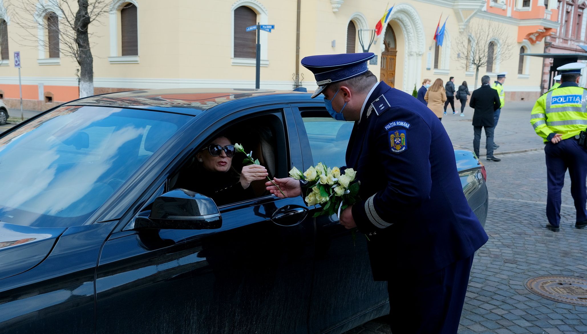 Virággal köszöntötték a hölgyeket