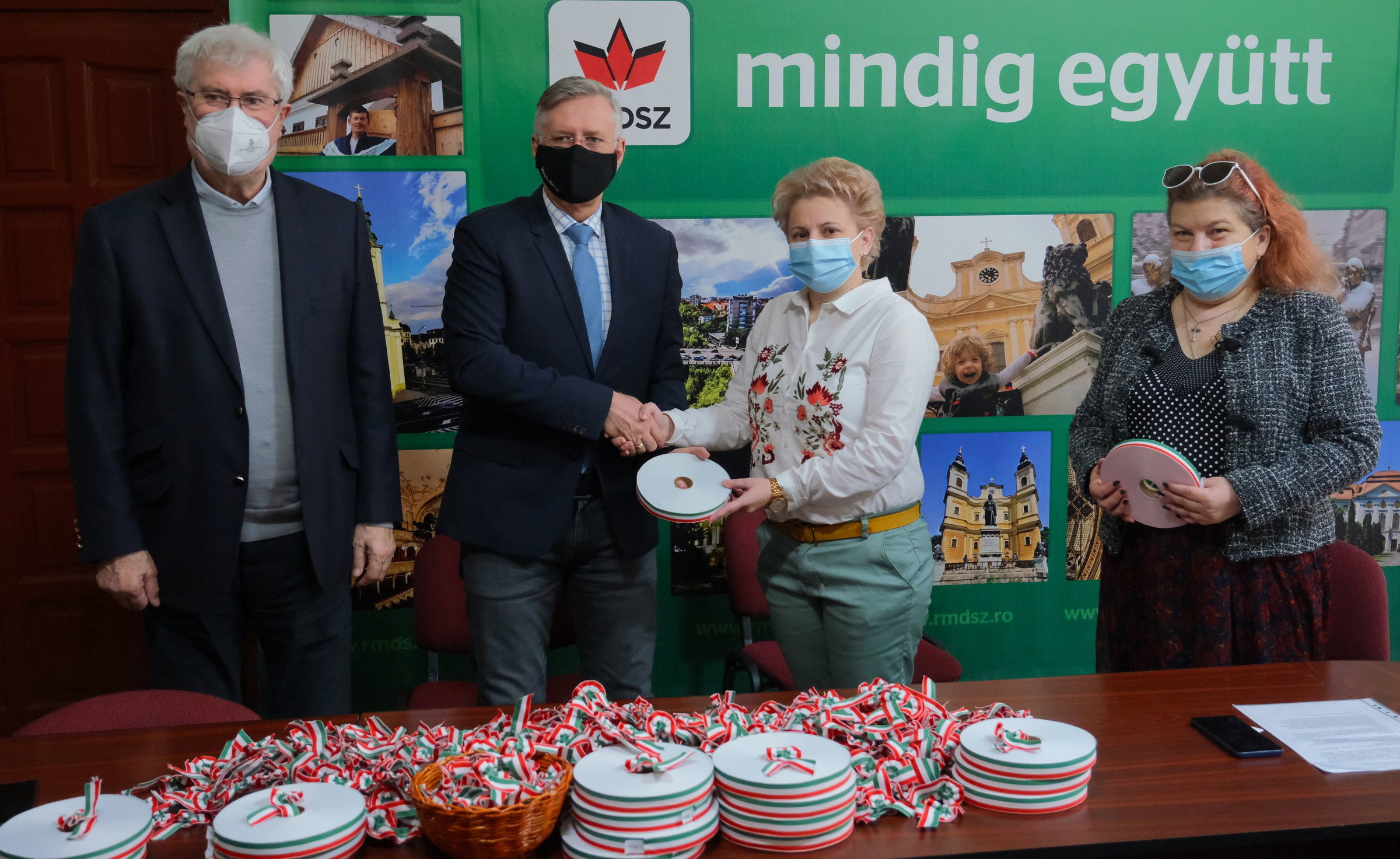 Egy kilométer ajándékszalag kokárdakészítésre