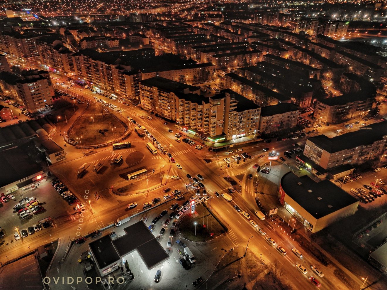 FRISSÍTVE | Hatalmas sorok a töltőállomásoknál
